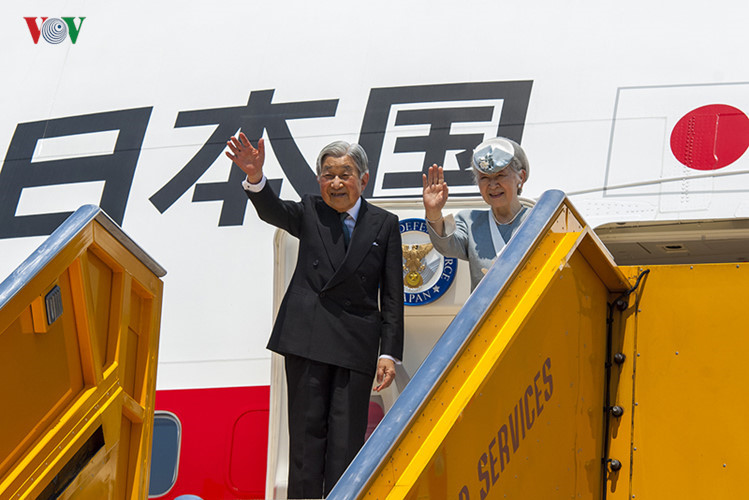 japanese emperor empress depart hue ending vietnam visit