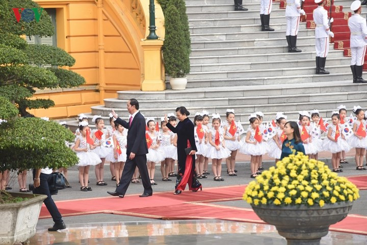 rok president moon jae in welcomed in vietnam
