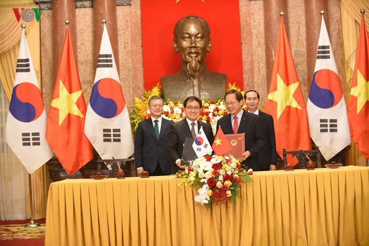rok president moon jae in welcomed in vietnam