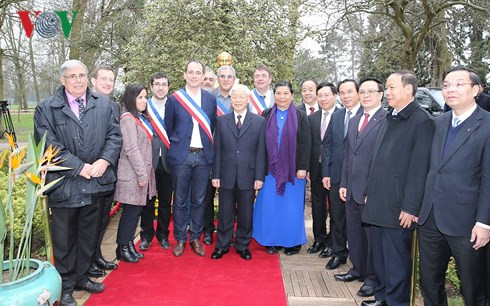 party leader nguyen phu trong begins official visit to france