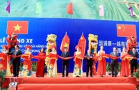 Vietnam, China open specialised route for goods transportation