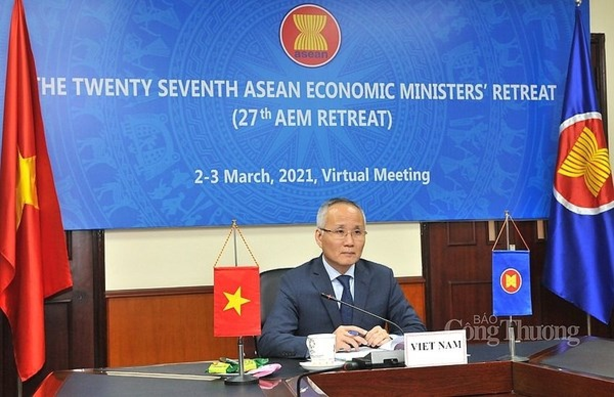 Deputy Minister of Industry and Trade Tran Quoc Khanh attends the 27th ASEAN Economic Ministers’ Retreat (Photo: VNA)