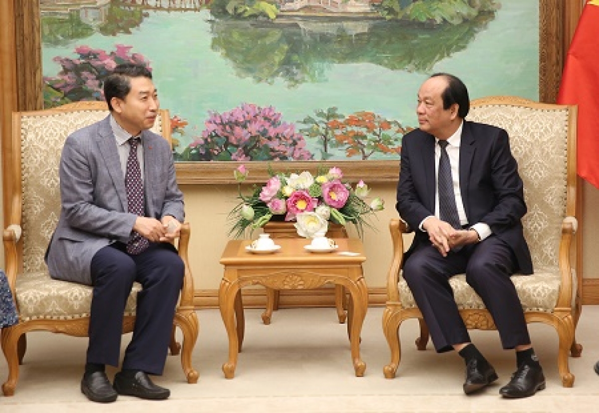 Minister and Chairman of the Government Office Mai Tien Dung hosts Lee Kang-woo, general director of Lotte Properties Thu Thiem in Vietnam (Photo: VGP)