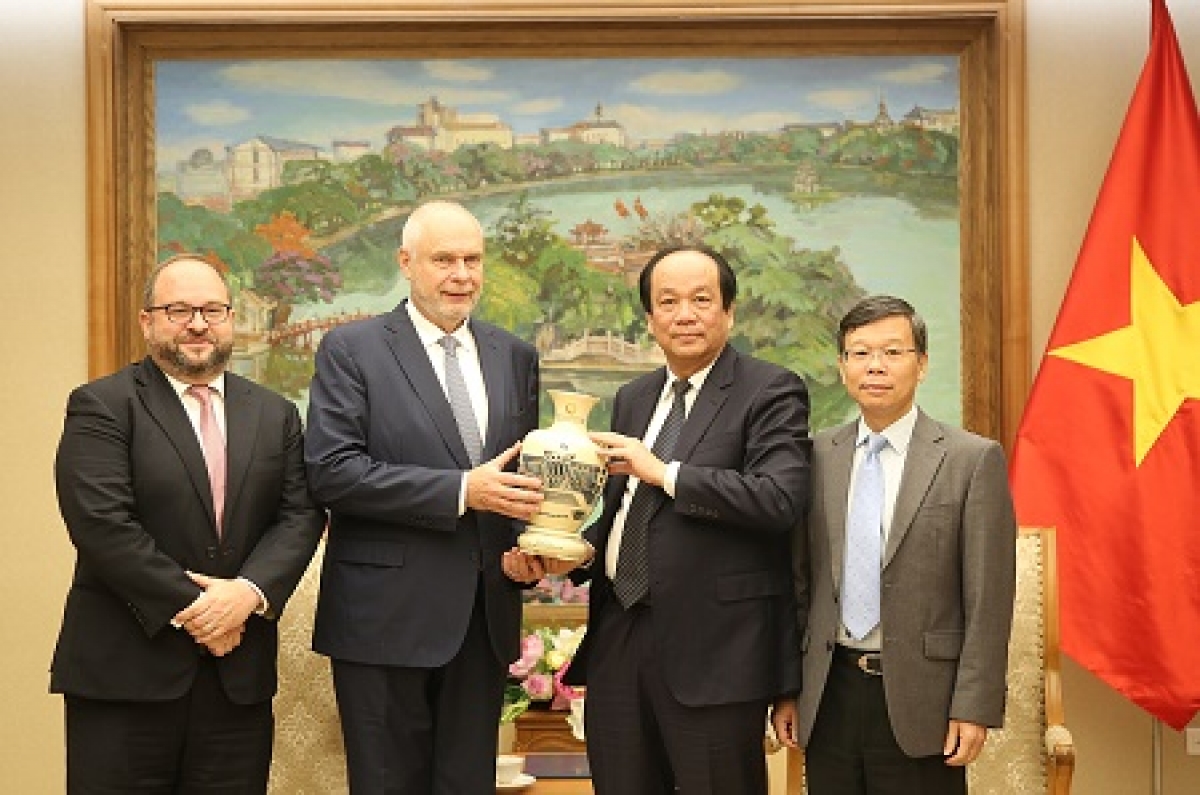 Minister and Chairman of the Government Office Mai Tien Dung presents souvenirs to Horst Geicke, chairman and CEO of Ho Tram Sanctuary Company.