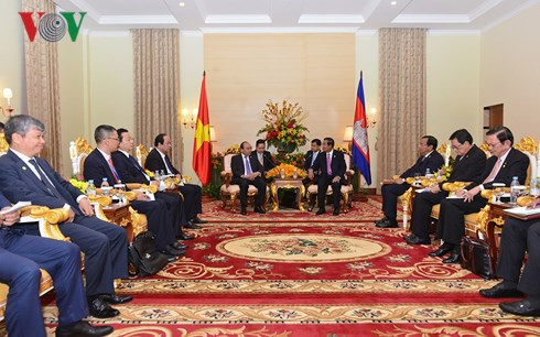 pm phuc meets cambodian lao counterparts ahead of mrc summit