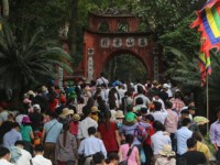Crowds flood Hung Kings Temple for national festival