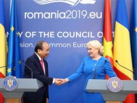 PMs of Vietnam, Romania hold joint press conference