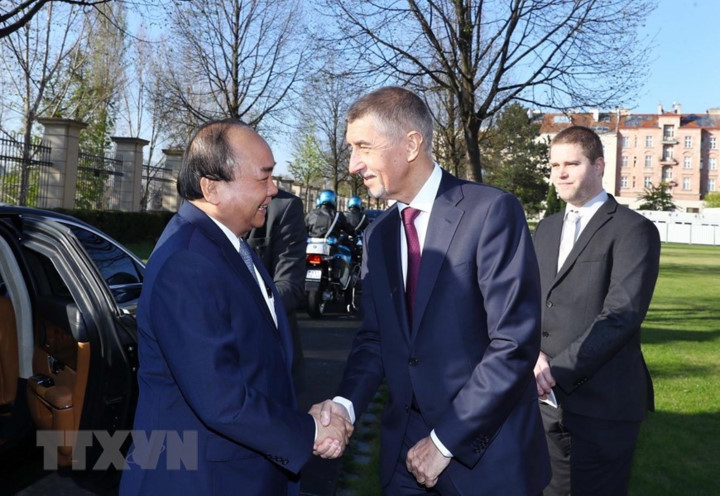 czech republic holds welcome ceremony for pm phuc