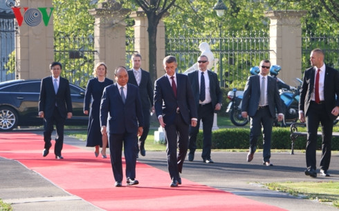 czech republic holds welcome ceremony for pm phuc