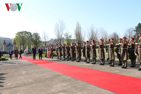 czech republic holds welcome ceremony for pm phuc