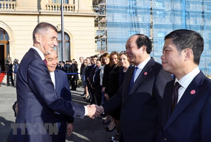 czech republic holds welcome ceremony for pm phuc