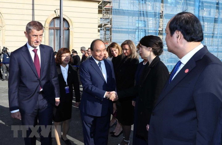 czech republic holds welcome ceremony for pm phuc