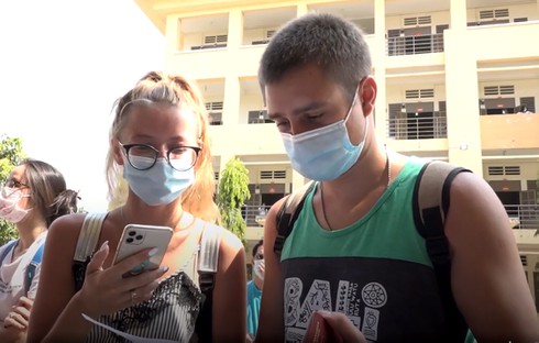 over 100 foreigners thank vietnam after 14 day quarantine ends