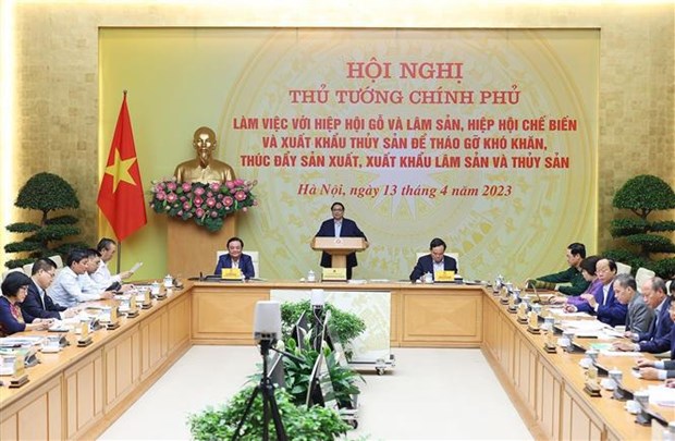 PM chairs conference on ways to tackle difficulties in forestry-fishery exports hinh anh 1