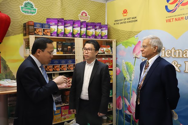 Vietnamese firms showcase products at largest food &amp; drink expo in UK hinh anh 1