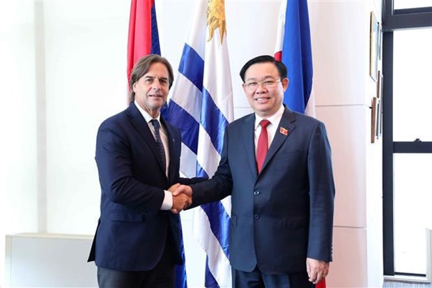 Top Vietnamese legislator meets with Uruguayan President hinh anh 1