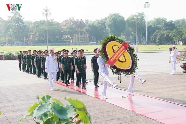 leaders pay tribute to president ho chi minh