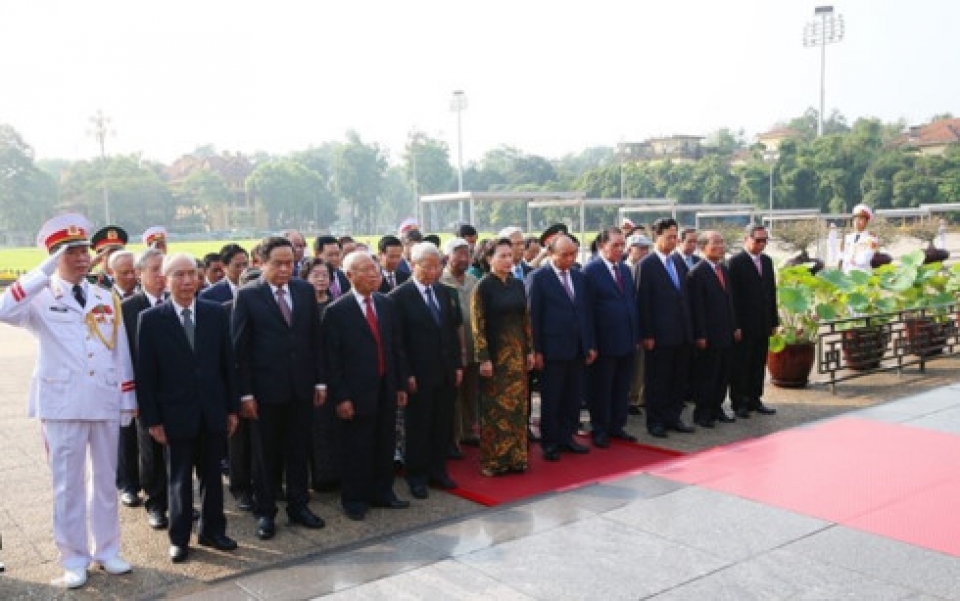 leaders pay tribute to president ho chi minh on birth anniversary