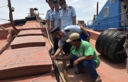 video 2 fishing boats smuggled oil in vung tau sea