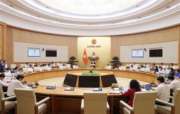 Gov’t meeting reviews socio-economic situation in first four months hinh anh 2