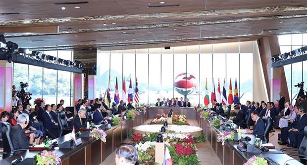 PM emphasises core factors of ASEAN at 42nd summit hinh anh 3