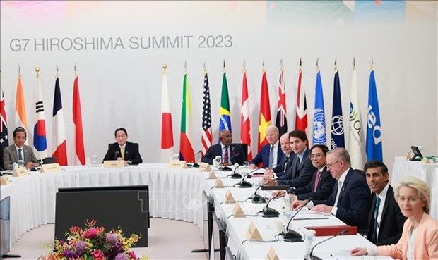 PM delivers message at G7 expanded Summit’s first plenary session hinh anh 1