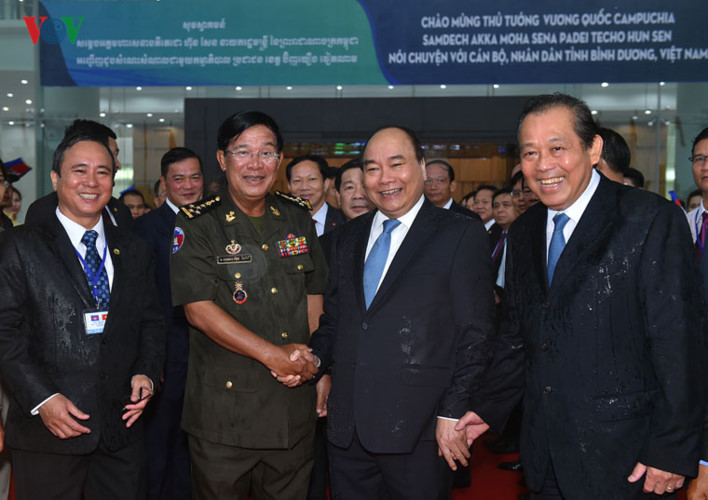 in photos pm phuc welcomes his cambodian counterpart hun sen