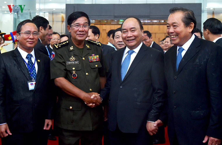 in photos pm phuc welcomes his cambodian counterpart hun sen