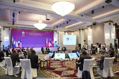 asean leaders talk global regional issues at retreat session