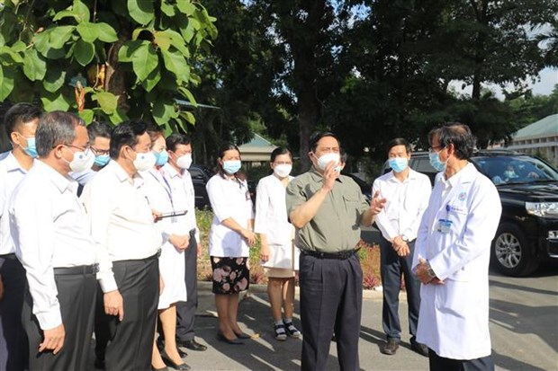 PM inspects COVID-19 prevention and control in Binh Duong hinh anh 2