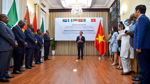 vietnam presents medical supplies to african countries