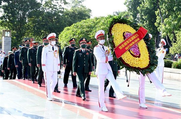 Party, State leaders pay tribute to heroic martyrs hinh anh 2