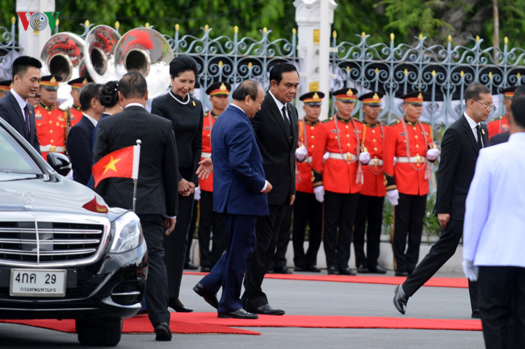 in photos prime minister phuc welcomed in thailand