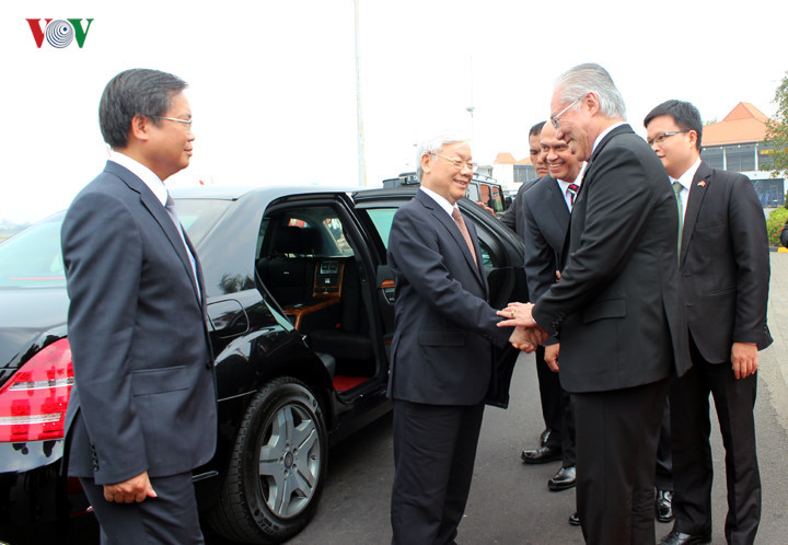 in photos party general secretary trong arrives in jarkata
