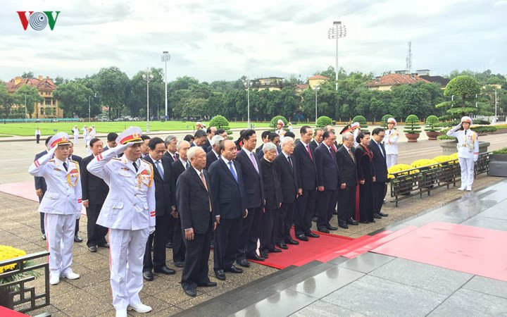 party state leaders pay tribute to president ho chi minh