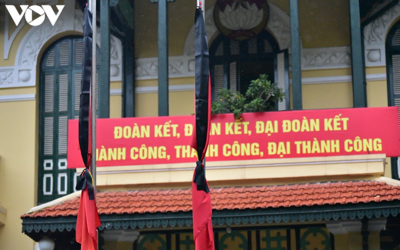 national flags flown at half mast to mourn former party leader le kha phieu