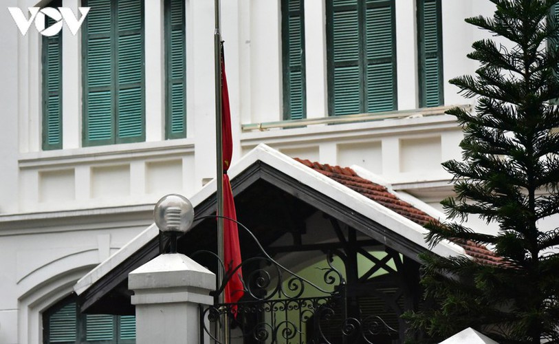 national flags flown at half mast to mourn former party leader le kha phieu