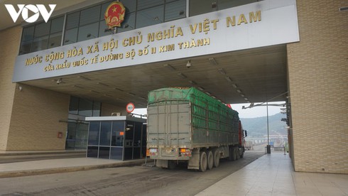 lao cai border gates sees boost in import export activities amid covid 19