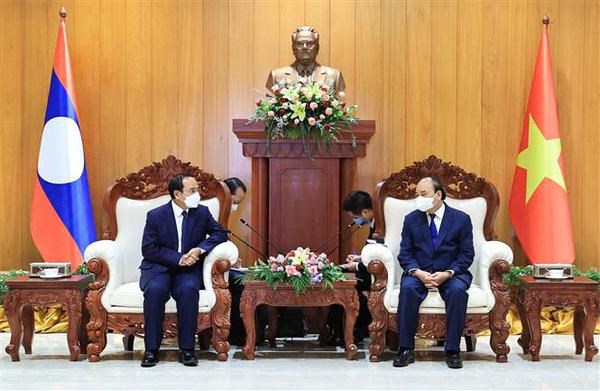 Vietnamese State leader meets with Lao Vice Presidents hinh anh 1