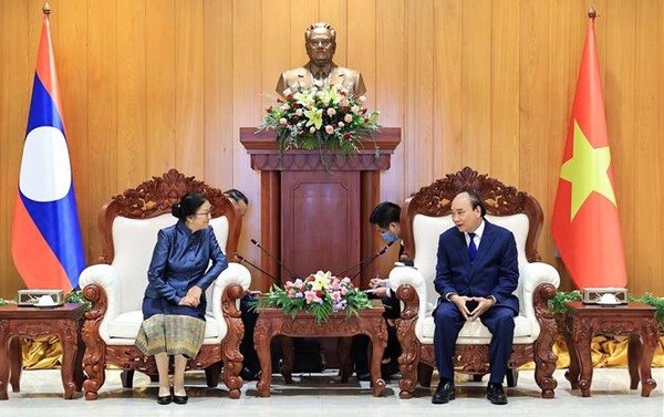 Vietnamese State leader meets with Lao Vice Presidents hinh anh 2