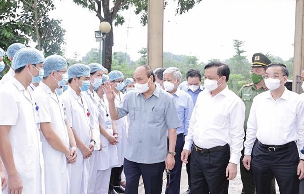 State leader encourages frontline forces, residents of Hanoi in COVID-19 fight hinh anh 1