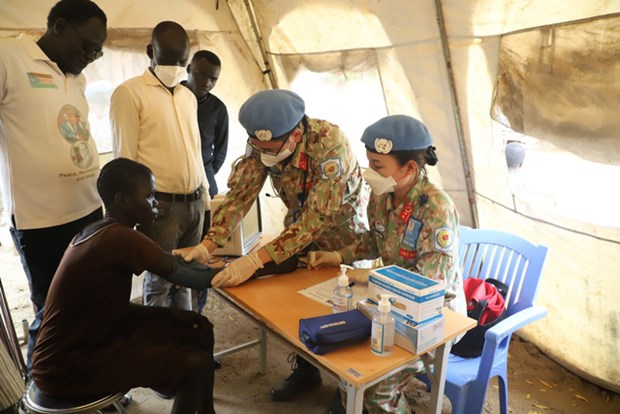 Vietnamese blue-beret doctors support South Sudan people amid flooding hinh anh 1