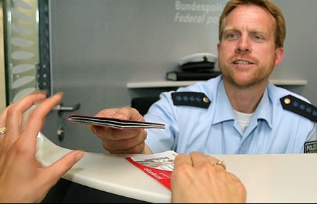 Germany temporarily recognises Việt Nam"s new passports, resume visa issuance