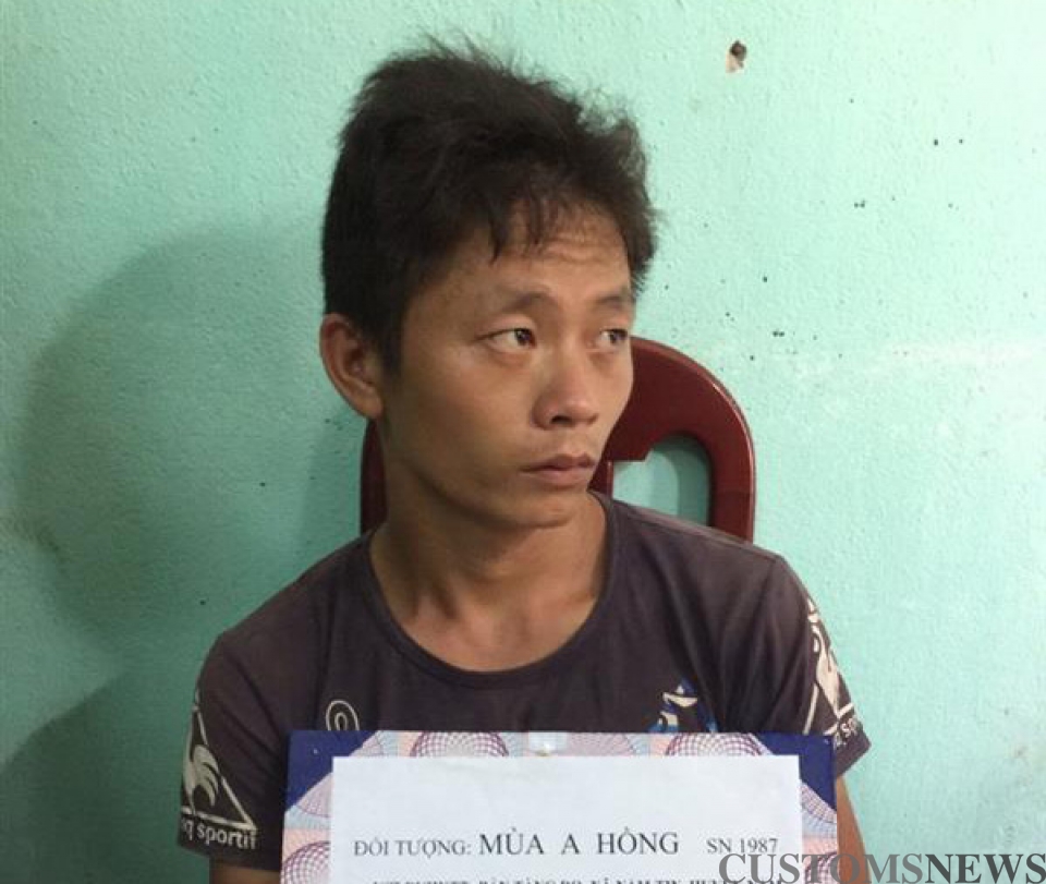 attempted smuggling of 5 heroin packages and 24000 synthetic pills from laos to vietnam