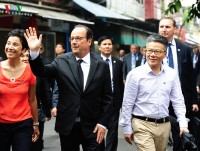 In pictures: French President tours Hanoi Old Quarter