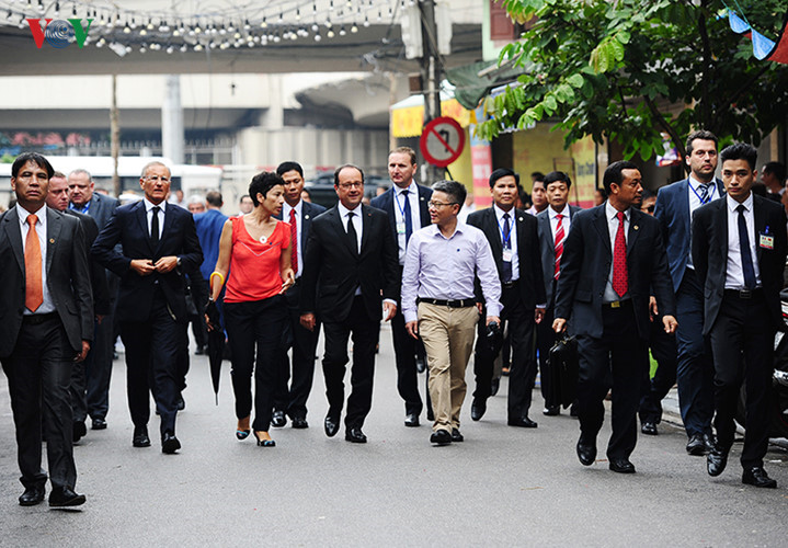 french president tours hanoi old quarter