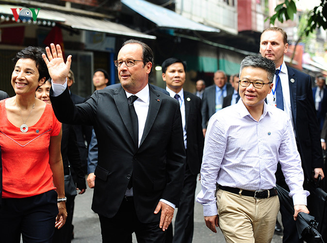 french president tours hanoi old quarter