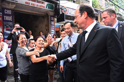 french president tours hanoi old quarter