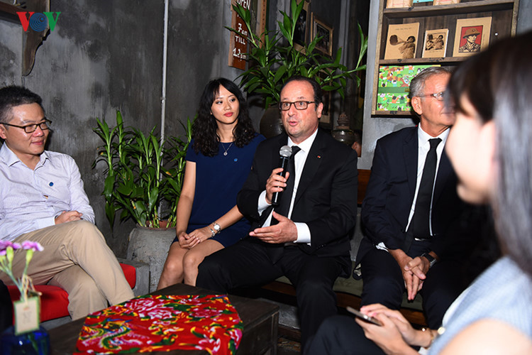 french president tours hanoi old quarter