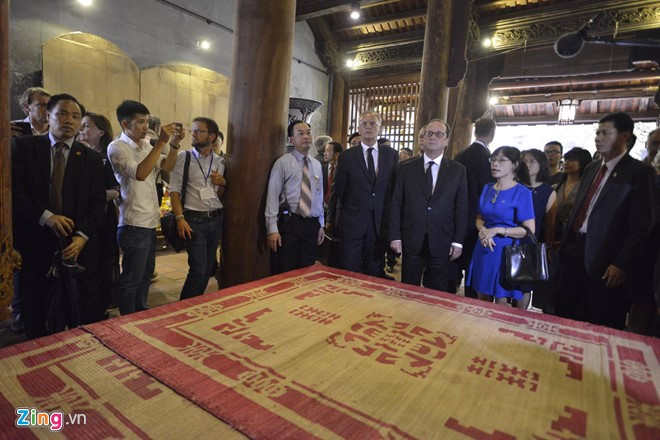 french president tours hanoi old quarter